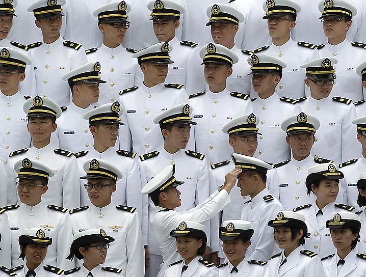 Выпускники Тайваньской академии ВВС во время объединенной выпускной церемонии студентов военных вузов в Гаосюне