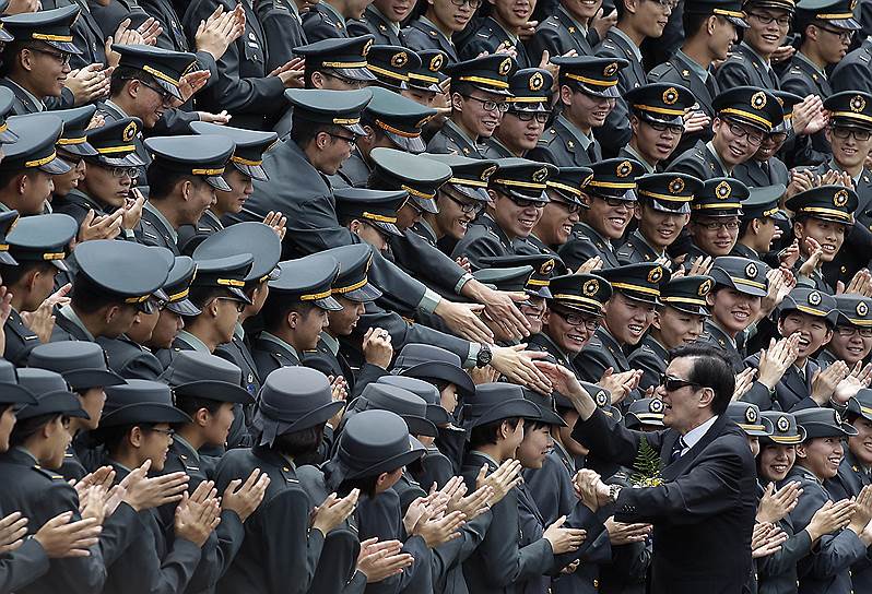 Президент Тайваня Ма Инцзю поживает руки выпускникам военных академий в Гаосюне