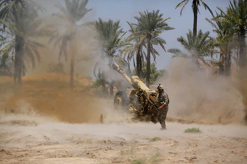 Ираские артиллеристы во время боя с боевиками ИГИШ в Джур-аль-Сахаре