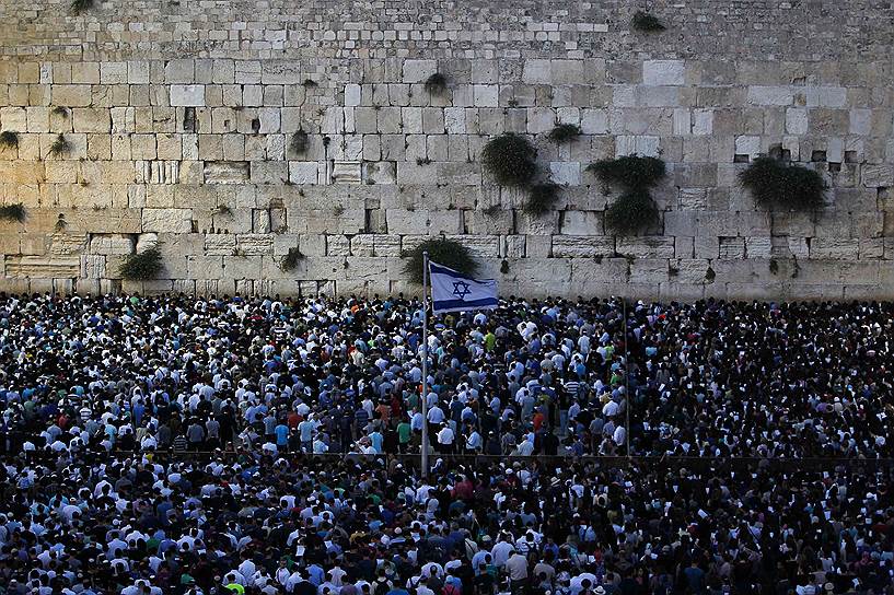 Массовая молитва у Стены плача в Иерусалиме за спасение троих подростков, похищенных накануне повстанцами Хамас на Западном берегу реки Иордан