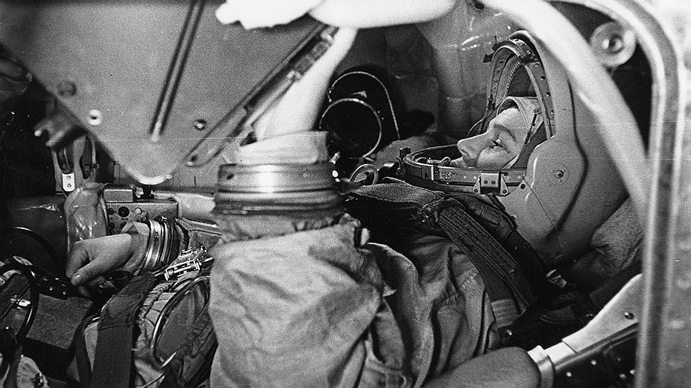 1963 год. Стартовал космический корабль «Восток-6» с первой в мире женщиной-космонавтом Валентиной Терешковой&lt;br>На фото: Валентина Терешкова в макете космического корабля