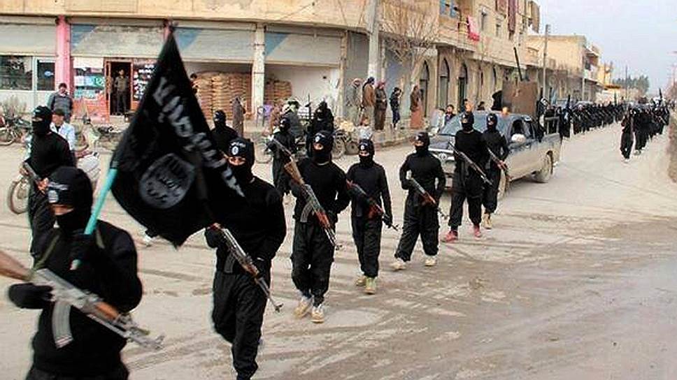 Боевики ИГ выступают под черным знаменем и скрывают лица под черными масками. Их численность, по разным данным, достигает 12 тыс. человек 