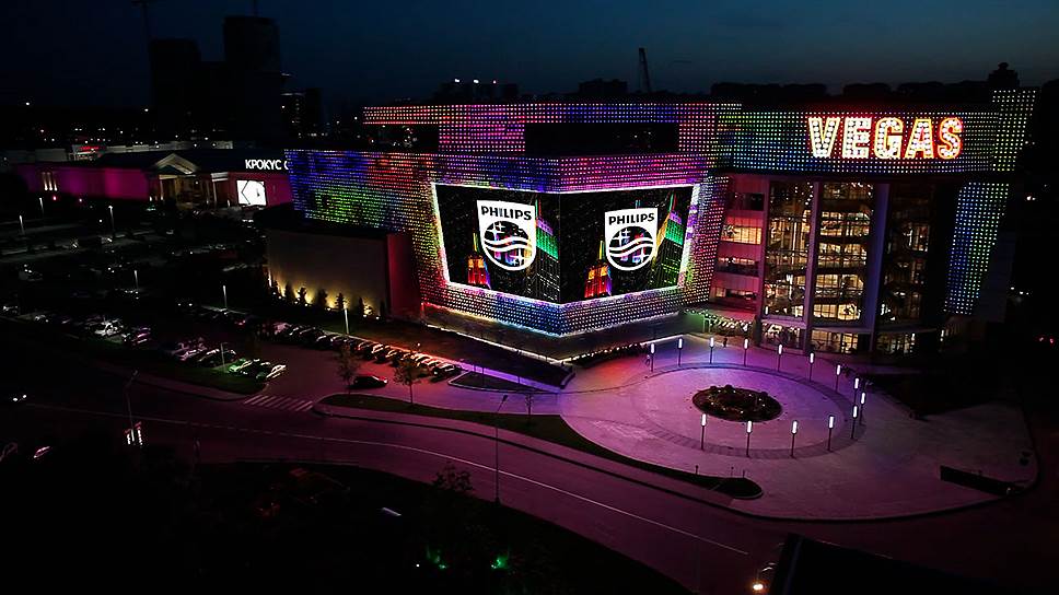 В ТРЦ «Vegas Крокус Сити» установлен единственный в России медиафасад, повторяющий сложную архитектуру здания и интегрированный в вентилируемый фасад ТРЦ. Динамическое освещение экрана создано на базе новейшей технологии Philips ColorKinetics (iColor Flex LMX gen2), использованной впервые и состоящей из 10 тыс. светодиодных гирлянд и 2,5 тыс. светодиодных панелей и насчитывающий 240 тыс. светодиодных ламп. Медиафасад способен воспроизводить палитру из 16 млн цветов&lt;br>ТРЦ «Vegas Крокус Сити», Москва