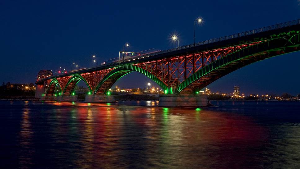 Мост освещают 700 светильников Philips Color Kinetics, при этом энергопотребление системы освещения уменьшилось в три раза&lt;br>Peace Bridge, Буффало, США и Форт-Эри, Канада
