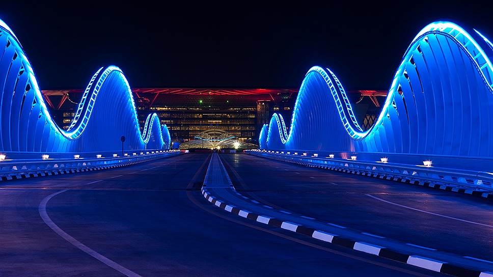 Специально для проекта по освещению моста Meydan Philips разработал новый светодиодный светильник, излучающий разные оттенки синего света,— Philips eColor Graze Power Core. Решение прекрасно подчеркивает волнообразные формы моста и делает его привлекательным в глазах миллионов туристов, посещающих Дубай. Впечатленные уникальной инсталляцией, посетители отеля Meydan уже прозвали мост «королевским». По просьбе заказчика проект был завершен в рекордно сжатые сроки — всего за шесть недель&lt;br>Мост Meydan, Дубай, ОАЭ
