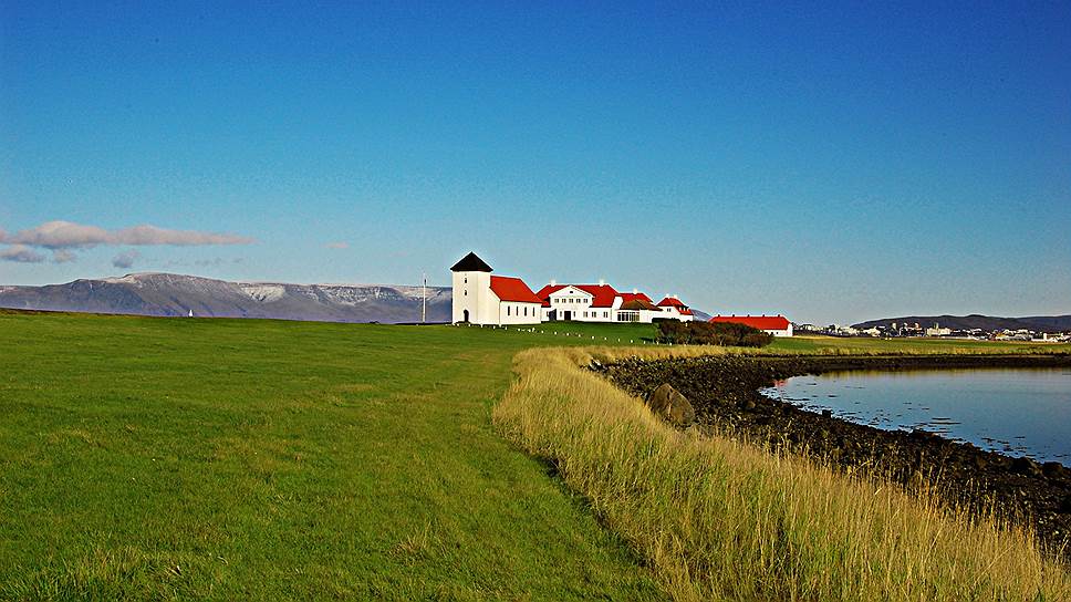 Жители Исландии верят в то, что в горах живут эльфы-хулдуфолки, которые приносят удачу. Чтобы привлечь эльфов к своим домам, многие жители строят на своих дворах небольшие домики для этих эльфов
