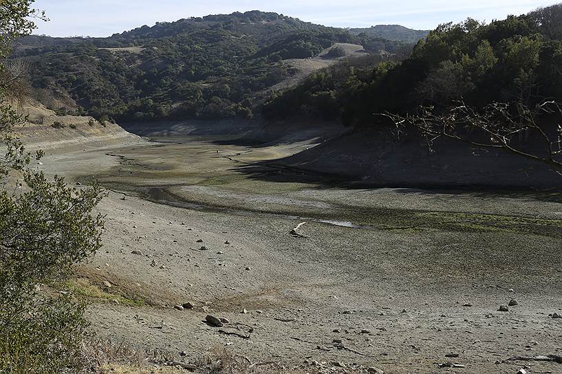 В январе 2014 года губернатор Калифорнии Джерри Браун был вынужден объявить из-за засухи чрезвычайную ситуацию. На фото — высохшее водохранилище Альмаден