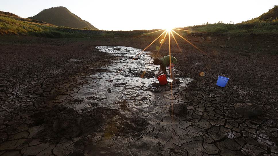 Длительная засуха 2013 года нанесла серьезный ущерб сельскохозяйственной деятельности Китая. Миллионы людей испытали на себе дефицит питьевой воды&lt;br>На фото: высохший пруд в провинции Чжэцзян