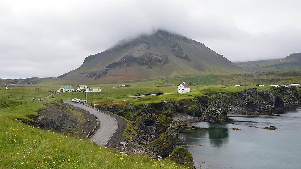 В Исландии как ни в какой другой стране мира озабочены вопросами экологии. Энергию здесь получают из многочисленных местных вулканов  
