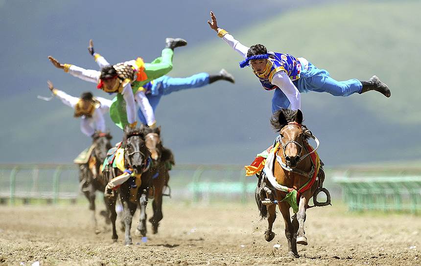 Традиционные конные соревнования в Нгава-Тибетско-Цянском автономном округе в китайской провинции Сычуань