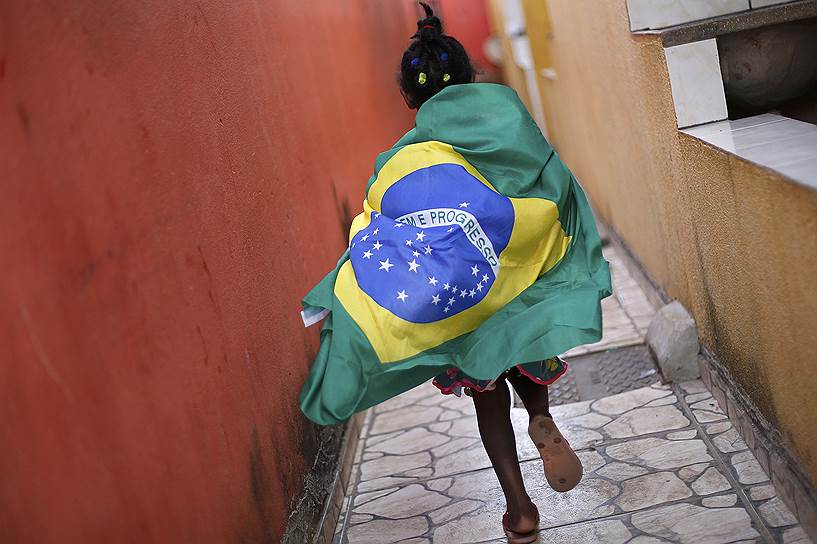 Бразильская девочка на улице в фавеле Вархо на окраине Бразилиа