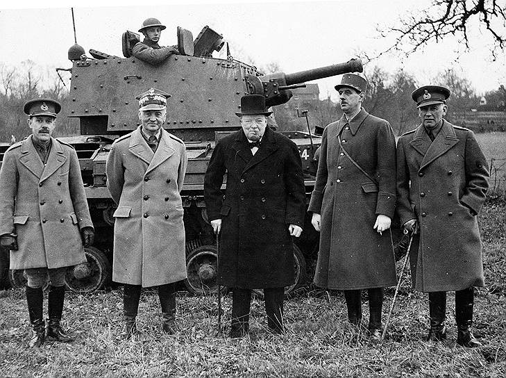 Начало Второй мировой войны де Голль встретил в звании полковника. В мае 1940 года он возглавил  4-й танковую дивизию, а летом получил назначение заместителем военного министра и чин генерала.  Тогда же он из военного превратился в политика — не согласившись с перемирием с фашистской Германией, он переехал в Англию, где основал организацию «Свободная Франция»&lt;br>На фото: польский генерал Владислав Сикорский (второй слева), премьер-министр Великобритании Уинстон Черчилль (в центре), генерал Шарль де Голль (второй справа)