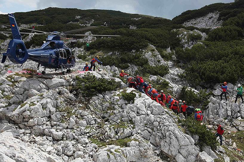 Команда немецких горных спасателей «Bergwacht Bayern» несет раненого Йоханна Вестхауэра к вертолету в горах недалеко от Унтерсберга, Бавария. 52-летний спелеолог провел 12 дней в пещерной системе Ризендинг после обвала камней, один из которых упал на него