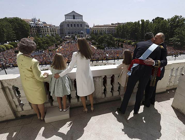 Королевская семья Испании на балконе Королевского дворца в Мадриде после церемонии присяги короля Филиппа VI