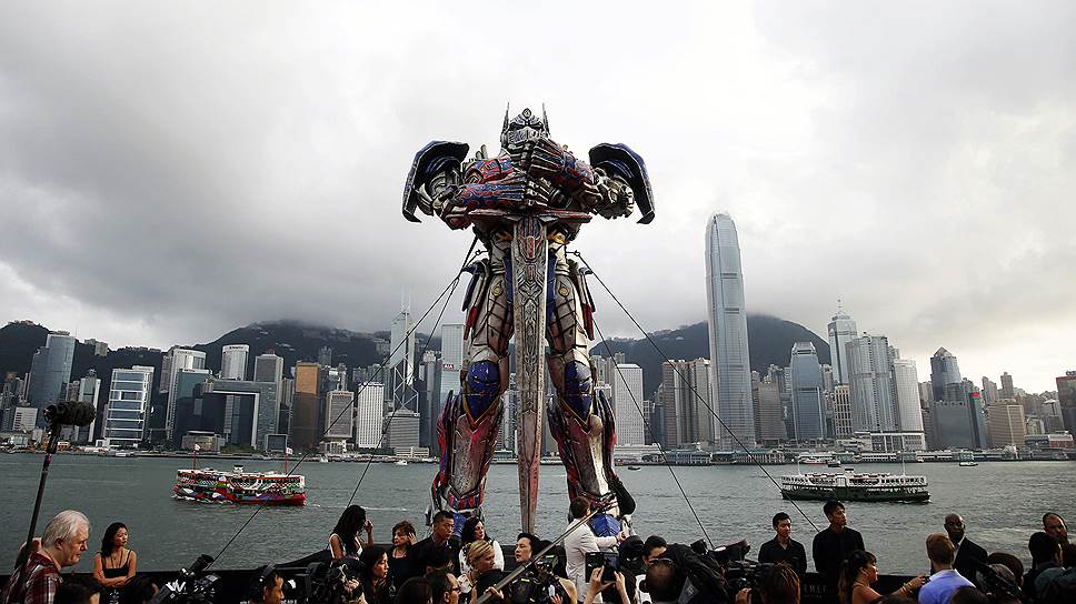 Шестиметровая фигура Оптимуса Прайма на мировой премьере фильма «Трансформеры: Эпоха истребления» в Гонконге