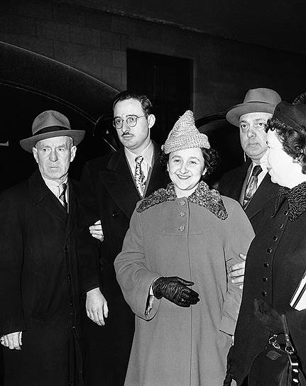 Юлиус Розенберг и Этель Грингласс (на фото в центре) познакомились в еврейской школе, а поженились в 1939 году -- после того, как Юлиус закончил колледж по специальности инженер-электрик. Считается, что они с юных лет были активистами в Коммунистической партии США