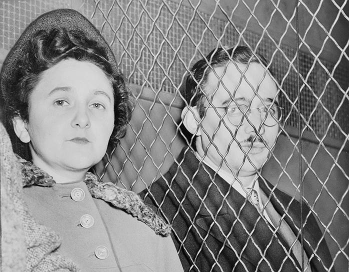 На процессе, открытом в Нью-Йорке 6 марта 1951 года, супругам Розенберг было предъявлено обвинение в «заранее спланированном с сообщниками заговоре для выдачи Советскому Союзу информации и оружия, которое тот мог использовать, чтобы уничтожить нас». 5 апреля 1951 года подсудимым был вынесен смертный приговор
&lt;br>На фото: Этель и Юлиус Розенберги, кадр сделан сразу после вынесения приговора