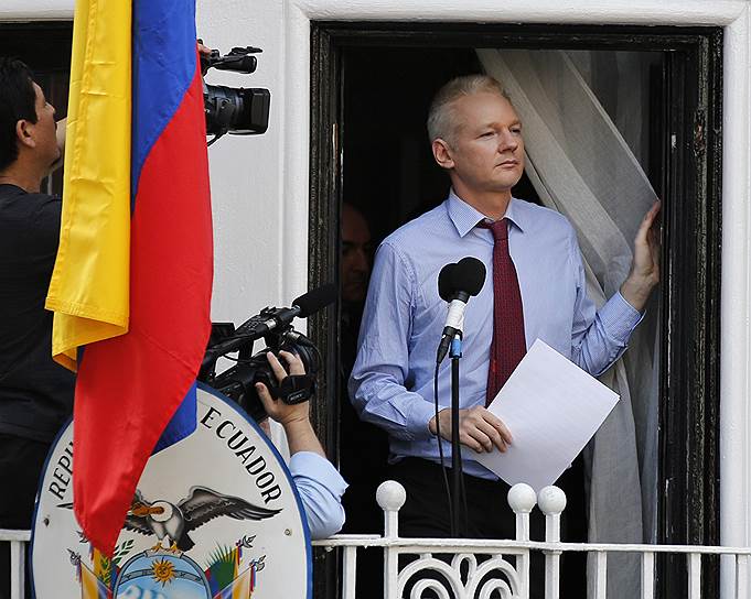 2012 год. Основатель WikiLeaks Джулиан Ассанж попросил политического убежища в посольстве Эквадора в Лондоне, опасаясь экстрадиции в США после публикации секретных документов