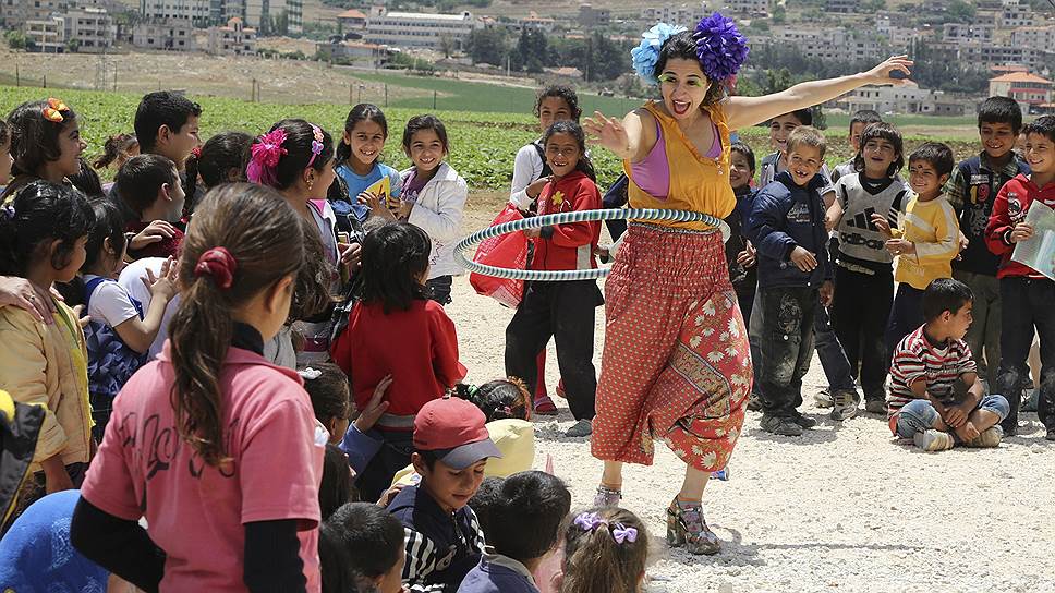 Мусульмане из разных стран объединяются, чтобы отправить гуманитарную помощь тысячам беженцев из Сирии, страдающим от голода и холода в палаточных лагерях
&lt;br>На фото члены организации «Клоуны без границ» развлекают детей в лагере для сирийских беженцев
