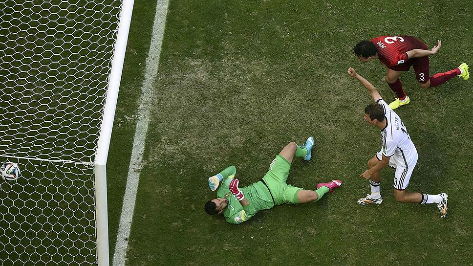 Футболист сборной Германии Томас Мюллер (справа) радуется забитому голу в ворота сборной Португалии 