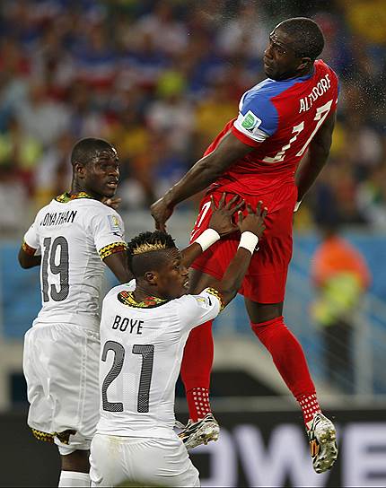 Слева направо: футболисты сборной Ганы Джонатан Менса и Джон Бойе, футболист сборной США Джози Алтидор