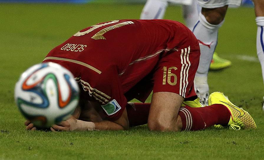 Футболист сборной Испании Серхио Бускетс после упущенного шанса забить гол в ворота сборной Чили