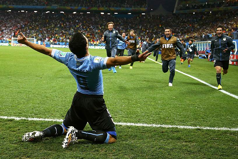 Футболист сборной Уругвая Луис Суарес празднует второй забитый гол в ворота сборной Англии