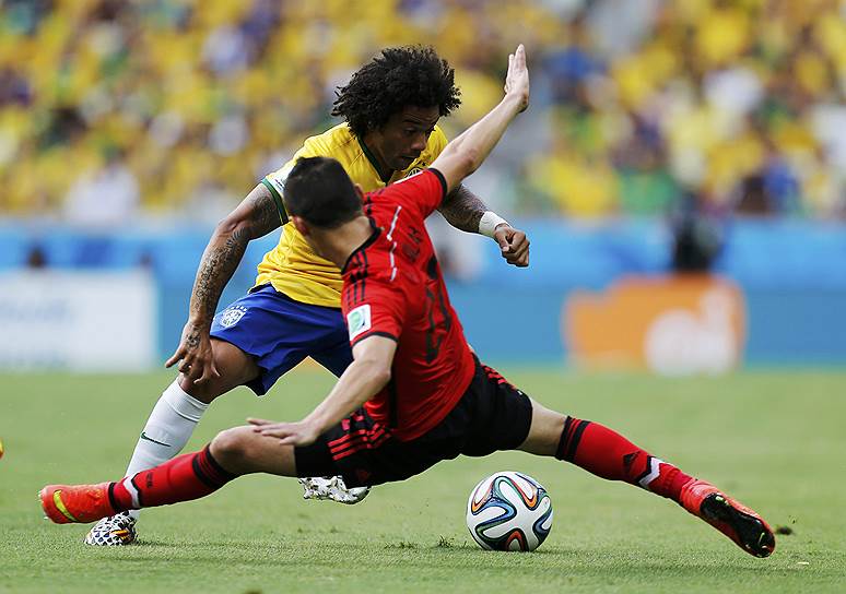 Член сборной Мексики Пауль Агилар (на переднем плане) сражается за мяч с бразильским футболистом Марчело