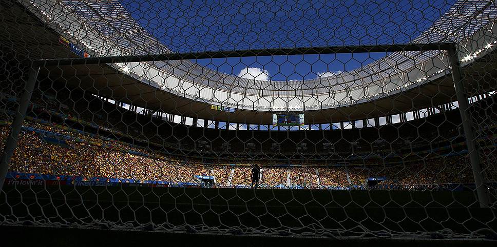 Колумбийский вратарь Давид Оспина во время матча Чемпионата мира со сборной Кот-Д&#39;Ивуара в Бразилиа