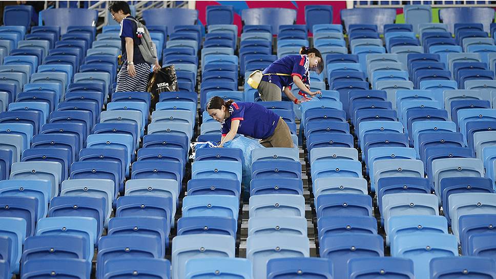 Японские болельщики убирают за собой мусор после матча ЧМ-2014 между сборными Японии и Греции на стадионе Дунас-арена в Натале, Бразилия