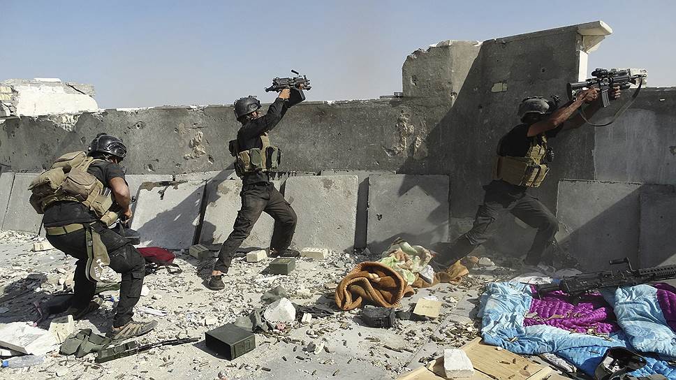 Сотрудники иракского спецназа во время перестрелки с боевиками «Исламского государства Ирака и Шама» в Рамади