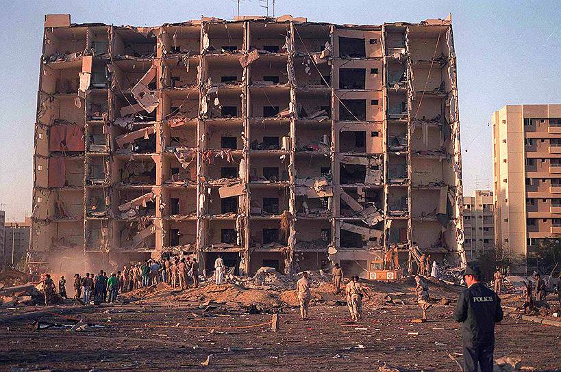 2001 год. Суд присяжных в Александрии (штат Вирджиния, США) предъявил обвинения террористам за взрыв в Эль-Хубаре (Саудовская Аравия), в результате которого погибли 19 американских военных 