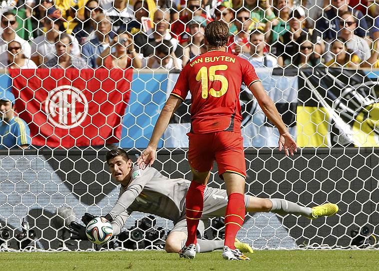 Вратарь бельгийской сборной Тибо Куртуа ловит мяч