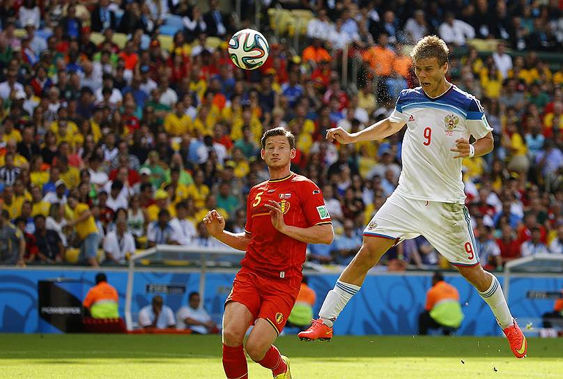 Александр Кокорин атакует ворота сборной Бельгии