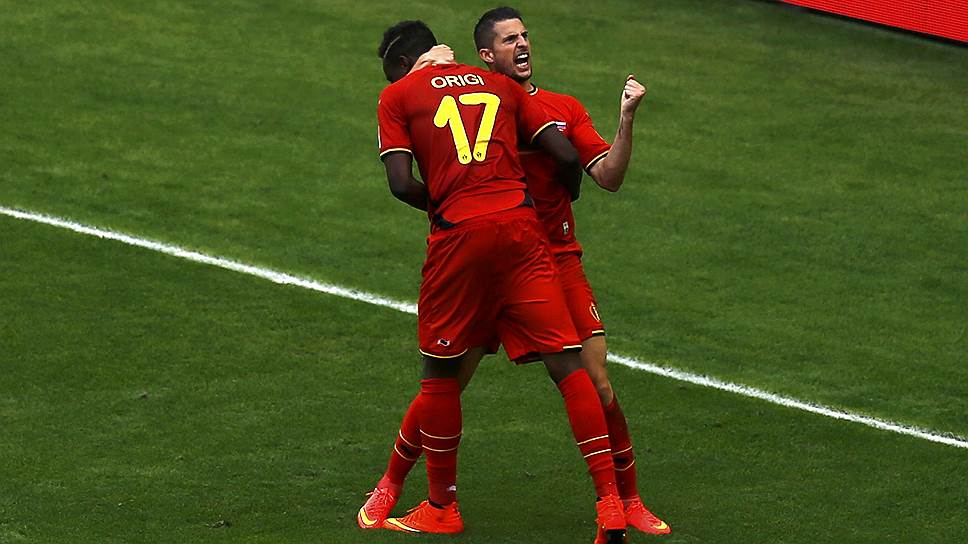 Дивок Ориджи (номер 17) и Кевин Миральяс празднуют победу сборной Бельгии
