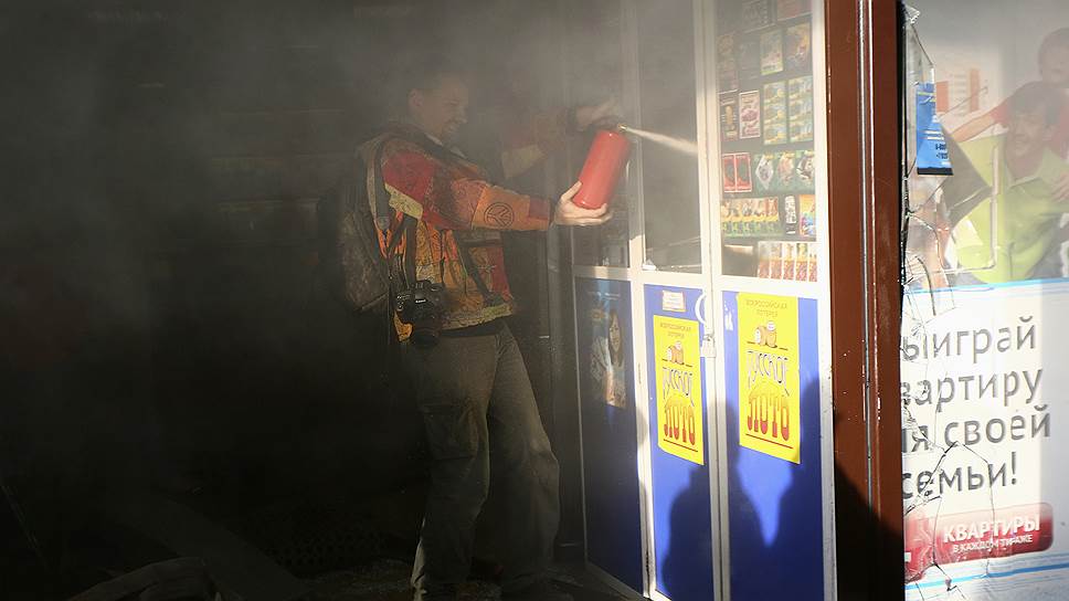 Фотограф Ян Сизов тушит пожар во время беспорядков в Бирюлево, 2013 год
