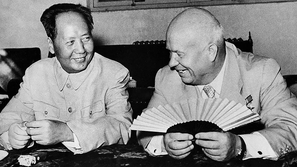 1960 год. Официальный разрыв отношений между СССР и Китаем, поводом к которому стал обмен оскорблениями между лидерами национальных компартий Никитой Хрущевым (справа) и Мао Цзэдуном
