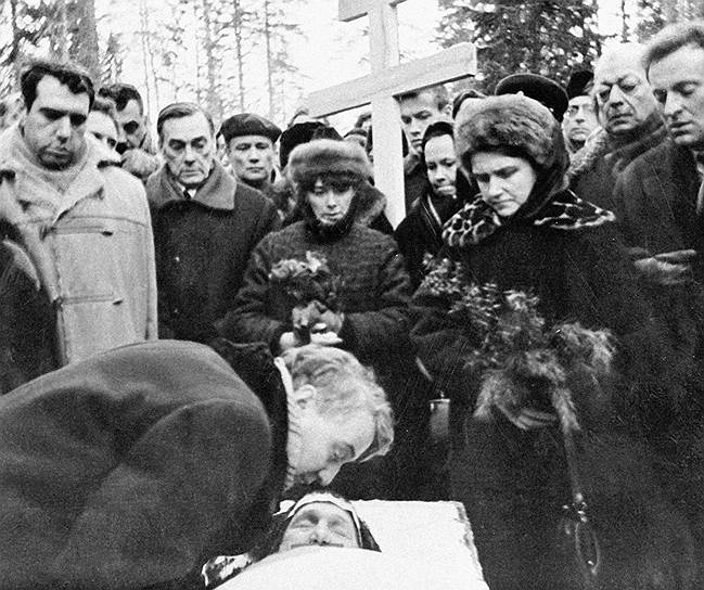 Анна Ахматова умерла 5 марта 1966 года, в подмосковном санатории, в присутствии врачей и медсестер, пришедших в палату, чтобы осмотреть ее и снять кардиограмму. 7 марта в 22:00 по Всесоюзному радио передали сообщение о смерти выдающейся поэтессы Анны Ахматовой. Лев Гумилев, когда строил памятник матери вместе со своими студентами, собирал камни для стены, где мог. Стену клали сами — это символ стены, под которой стояла Ахматова с передачами сыну в «Кресты» 
&lt;br>На фото: Лев Гумилев прощается с матерью