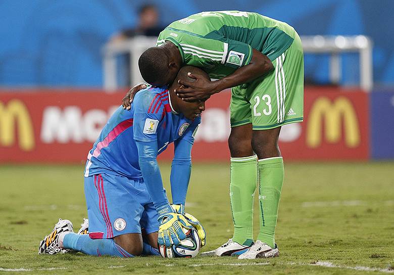 Вратарь сборной Нигерии Винсент Эньеама (слева) и футболист нигерийской сборной Шола Амеоби