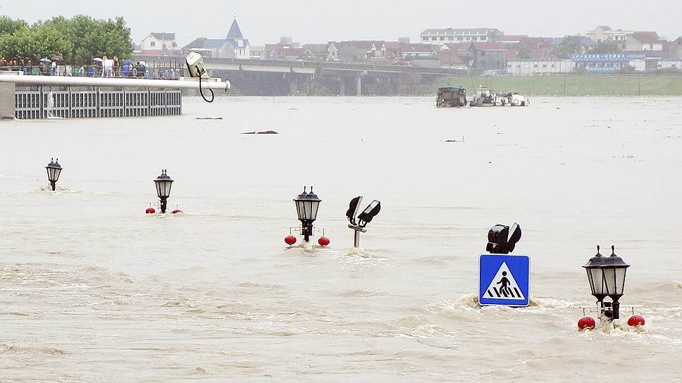 Наводнение, вызванное проливными дождями в Ланьси, провинция Китая Чжэцзян