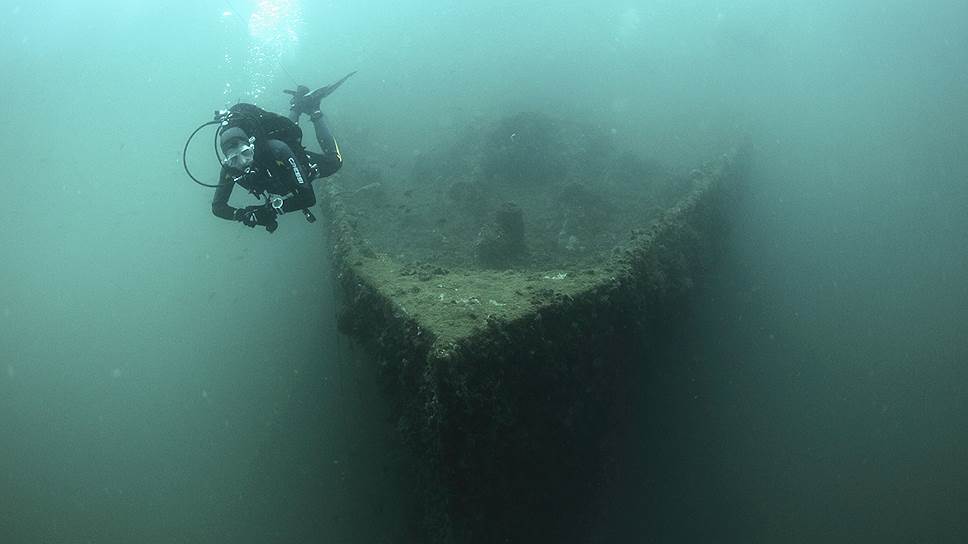 Дайвер возле затонувшего почти сто лет назад парохода «Baron Gautsch» у берегов хорватского Ровиня