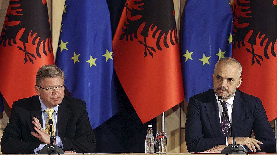 Комиссар по расширению ЕС Штефан Фюле (слева) и премьер-министр Албании Эди Рама