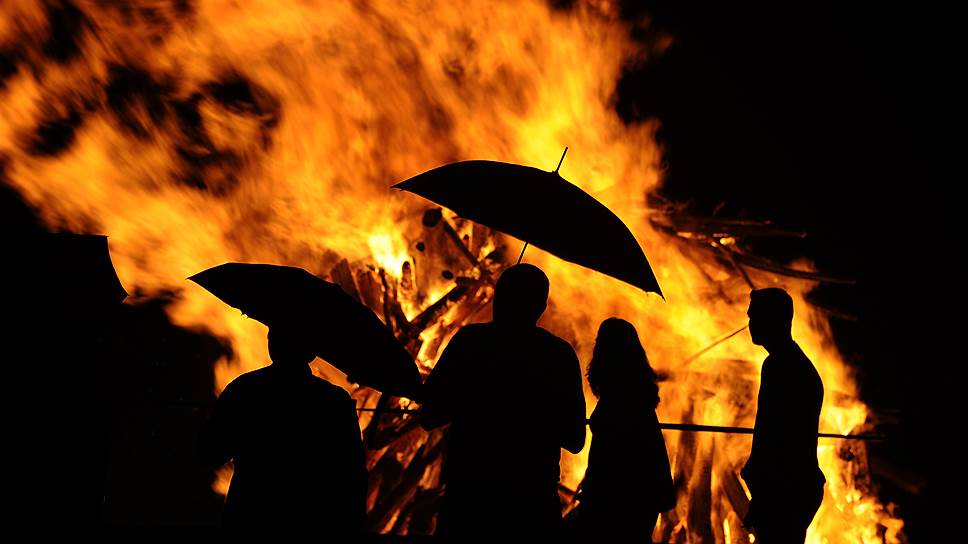 В кострах испанцы сжигают не только свою мебель, но и фигуры из дерева, которые устанавливаются на улицах за день до праздника