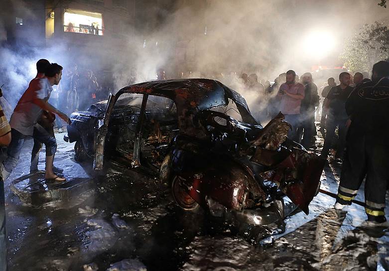 Автомобиль террориста-смертника после взрыва в Бейруте, столице Ливана