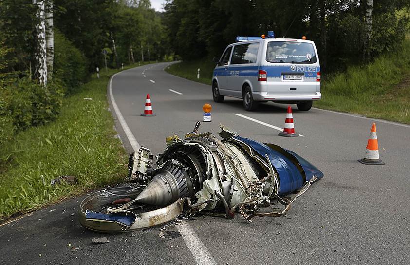 Обломки легкомоторного самолета на дороге в немецком Эльпе, недалеко от Ольсберга. Частный самолет упал после столкновения в воздухе с бортом ВВС Германии