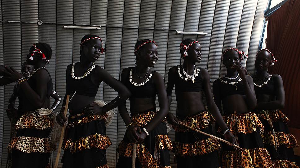 Участницы южносуданского танцевального ансамбля перед визитом актера Фореста Уитакера в Джубе