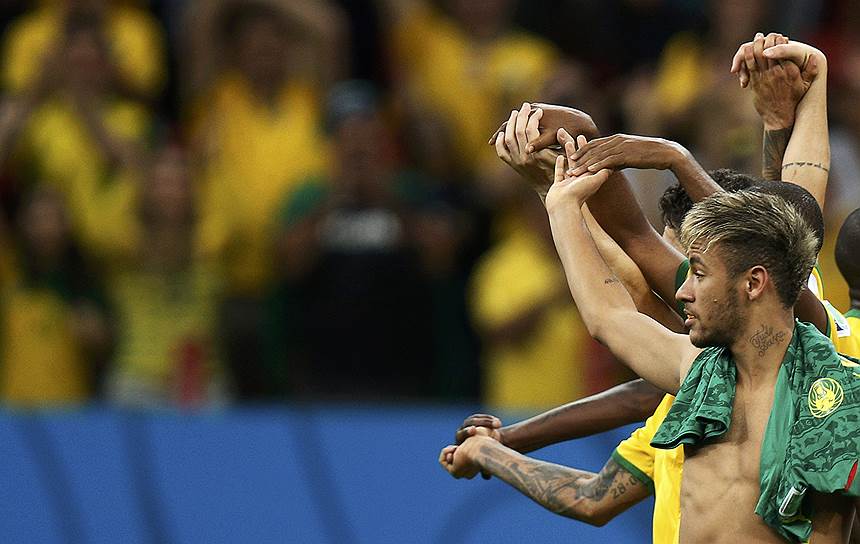Бразильский футболист Неймар празднует победу над сборной Камеруна на стадионе в Бразилиа