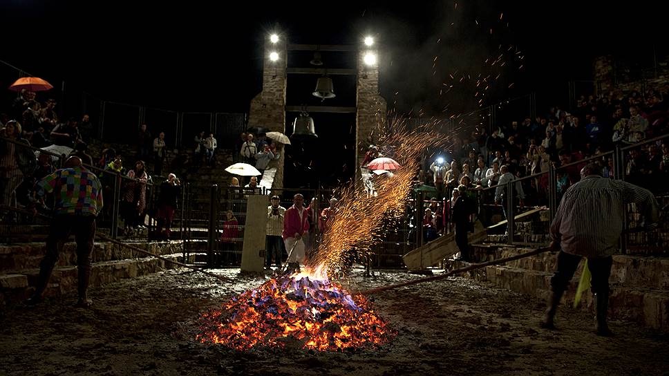 Символы праздника Сан-Хуан — огонь, вода и солнце. Испанцы верят, что огонь и солнце очищают мир от злых духов, а вода — символ жизни, развития и процветания


