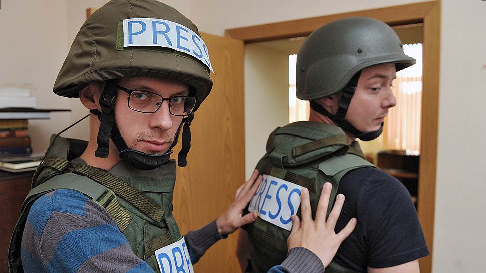 Журналисты ИД «Коммерсантъ» Илья Барабанов (слева) и Иван Сафронов
