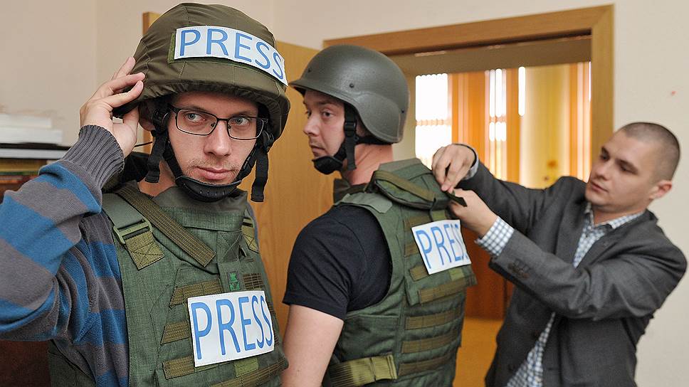 Журналисты ИД «Коммерсантъ» Илья Барабанов (слева) и Иван Сафронов (в центре) 